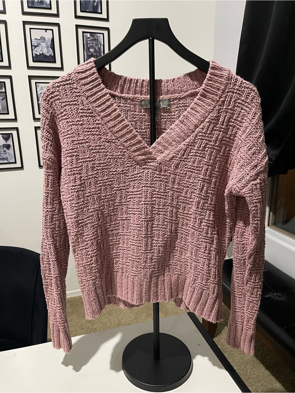 Womenโs V-Neck Chunky Knit Sweater - Dusty Pink